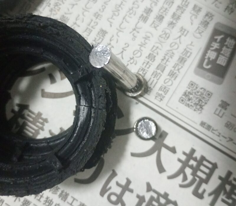 外した軸・タイヤ①